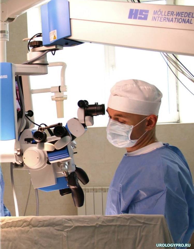 Микрохирургическая операция под контролем операционного электронного микроскопа